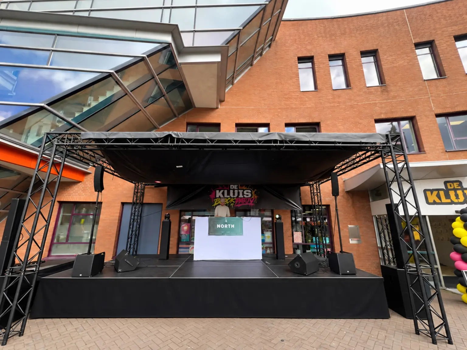 Opgebouwd podium met DJ-booth, geluid en licht voor Block Party bij De Kluis